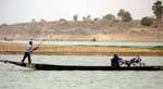 Transport de mobylette sur le fleuve, entre Mopti et Tombouctou , Mali.