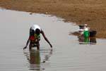 Massina, femme au travail dans le fleuve, Mali.