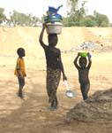 Massina, retour de vaisselle, Mali.