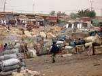 Mopti, marchandises débarquées aux abords du port, Mali.