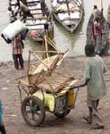 Mopti, le travail des porteurs sur le port, Mali.