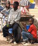 San, attente des adolescents, Mali.