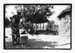 Simby, femme pilant le mil, noir et blanc, Mali.