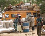 Vers Sokoura, souk et transport en commun, Mali.