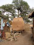 Zourati er Za, mini grenier en terre, village des griots, Mali.