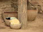Poteries pour la cuisine, vers Sokoura dans le village des potières, Mali.
