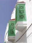 Janelas avançados com treliças, Asilah, Marrocos.