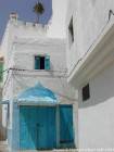 Azul típica para a rua Sidi M'Barek, Asilah, Marrocos.