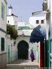 Medina e minarete barricadas, mesquita Zegouri, Asilah, Marrocos.