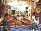 O Mercador de figos e tâmaras no souk, Fes, Marrocos.
