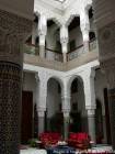 Colunas de estuque e zelliges palácio Pátio marroquino Riad Fes, Marrocos.