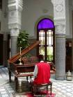 Um piano de cauda no pátio de um palácio, Fez, Marrocos.