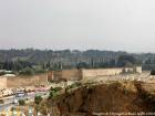 Muros, paredes e vistas sepulturas do cemitério de Bab Mahrouk, Fes, Marrocos.