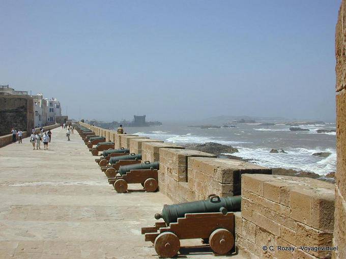 Essaouira, canhões sobre o alinhamento muralhas - Marrocos