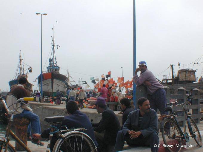 Esperando na arrastões laterais de porta, Essaouira - Marrocos