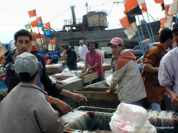 Essaouira, conversa pescadores no porto - Marrocos