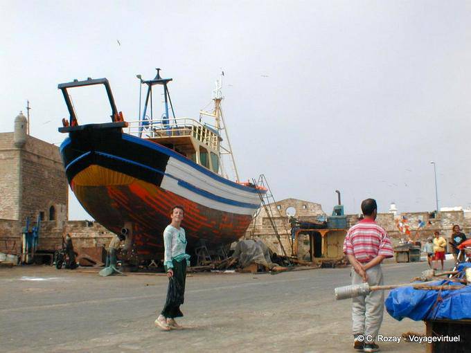O barco de pesca de madeira em doca seca no banco dos réus, Essaouira - Marrocos