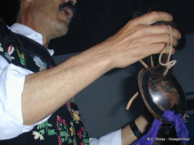 Cascavéis de metal ou qraqechs de dançarinos Gnawa, Essaouira - Marrocos