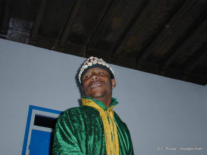 Sorriso de quem joga qraqechs Gnaouas Dar Kenavo - Marrocos