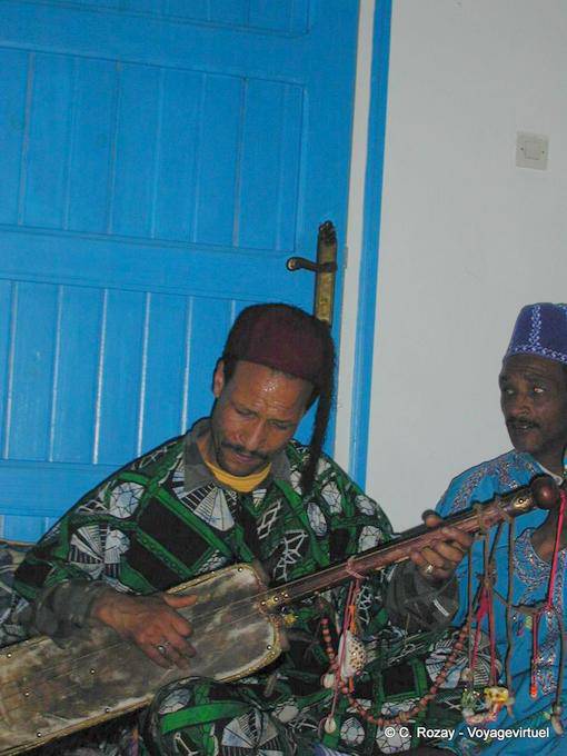Gnaoua jogando em um instrumento guembri Maalem Dar Kenavo - Marrocos