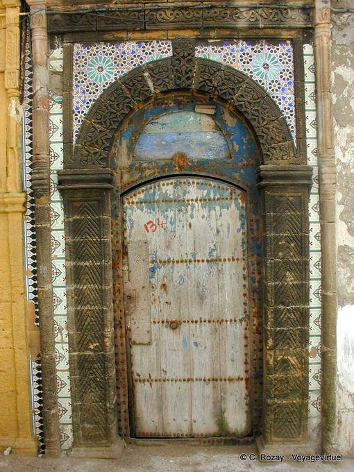 Porta antiga cercado por azulejos, Essaouira - Marrocos