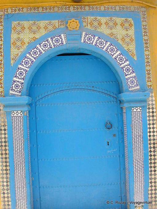 Típico entrada porta azul bem decorado, Essaouira - Marrocos