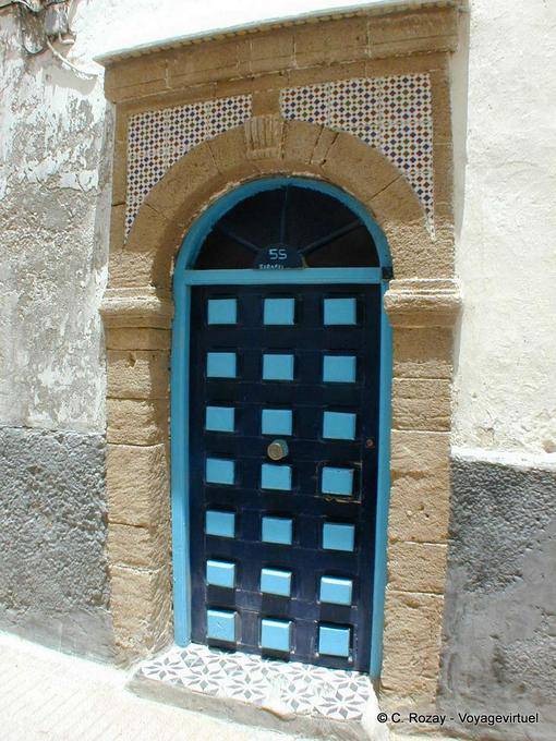 Porta de xadrez com um quadro de pedra, Medina, Essaouira - Marrocos