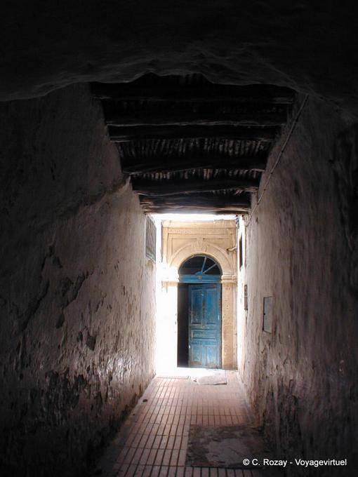 Um corredor escuro na Medina, Essaouira - Marrocos