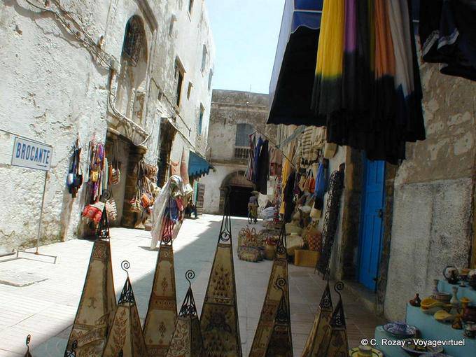Bazar itens expostos na rua, só para os turistas, Essaouira - Marrocos