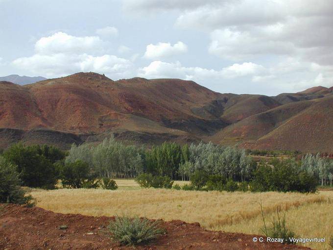Os campos cultivados e montanhas na estrada Tiz'n Tichka - Marrocos