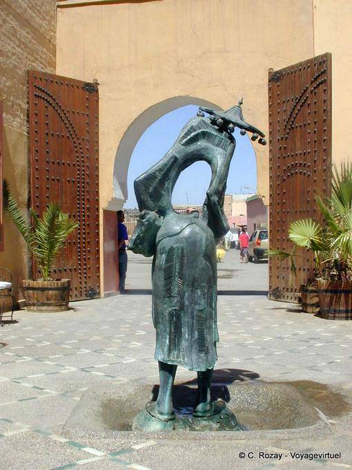 Porta e bronze portador de água tradicional, Dar M'nebhi, Museu de Marrakech - Marrocos