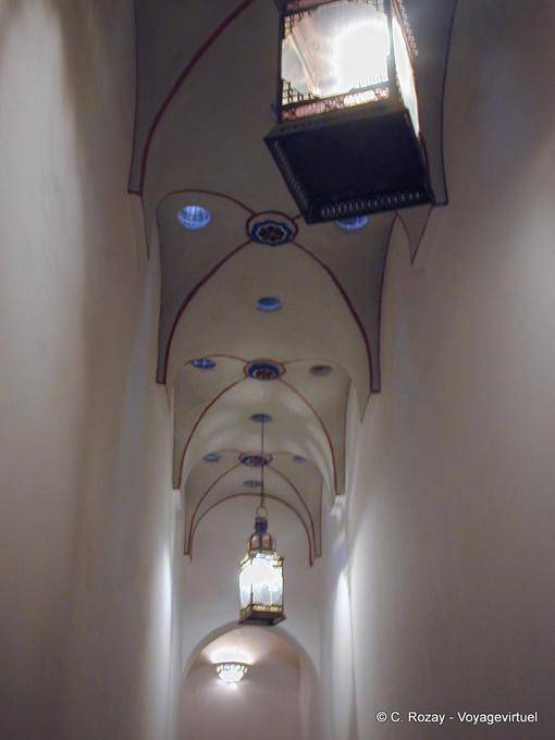 Iluminação da abóbada de um corredor do hammam, Museu de Marrakech - Marrocos