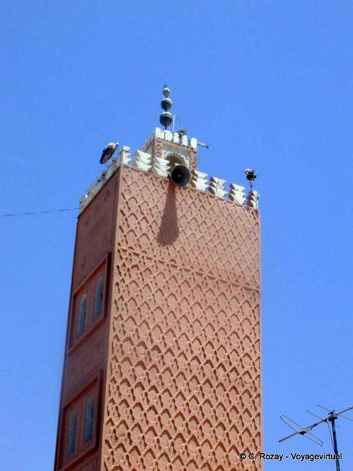 Cegonhas empoleirado no minarete da souk, Marrakech - Marrocos