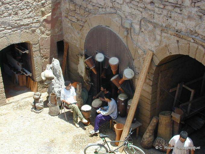 Uma loja de instrumentos musicais por trás das muralhas de Essaouira - Marrocos