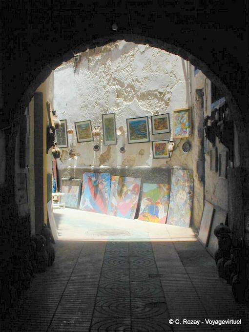 Exposição sobre as paredes de uma medina rua de Essaouira - Marrocos