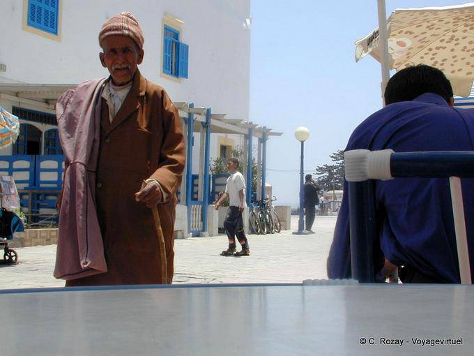 Essaouira, um transeunte da paisagem circundante - Marrocos