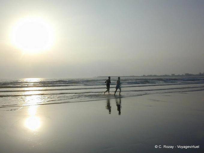 Correndo na praia de Essaouira ao pôr do sol - Marrocos