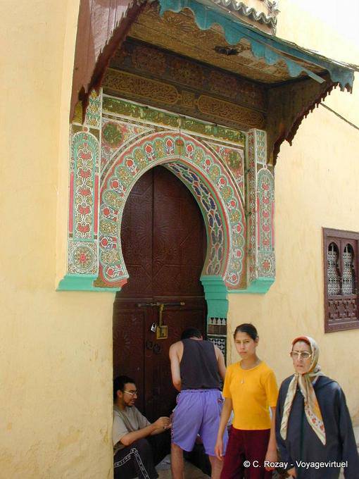 Nos degraus da porta decorados, Meknes - Marrocos