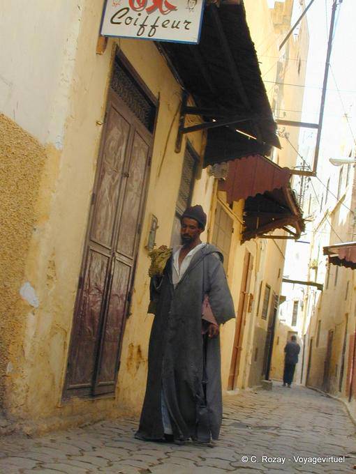 Um homem na rua, Meknes - Marrocos