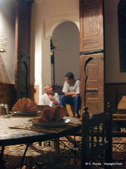 Discussão após o Restaurante refeição Riad Meknes - Marrocos
