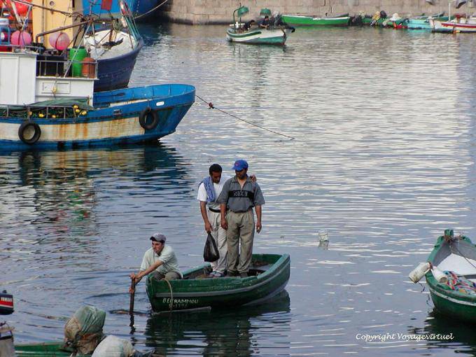 Voltar para pescadores no porto, Al Hoceima - Marrocos