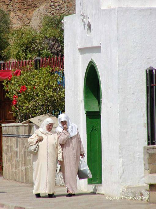 Promenade mulheres em trajes tradicionais, Asilah - Marrocos
