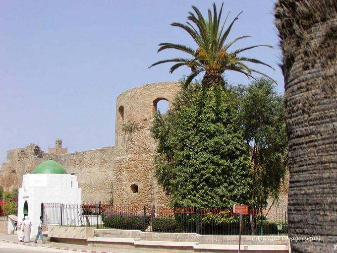 A fortificação Português, Bab El Homar e um marabu, Asilah - Marrocos