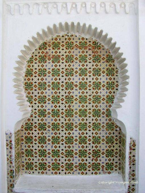 Um banco e coberto com azulejeros em forma de porta Moorish, Asilah - Marrocos