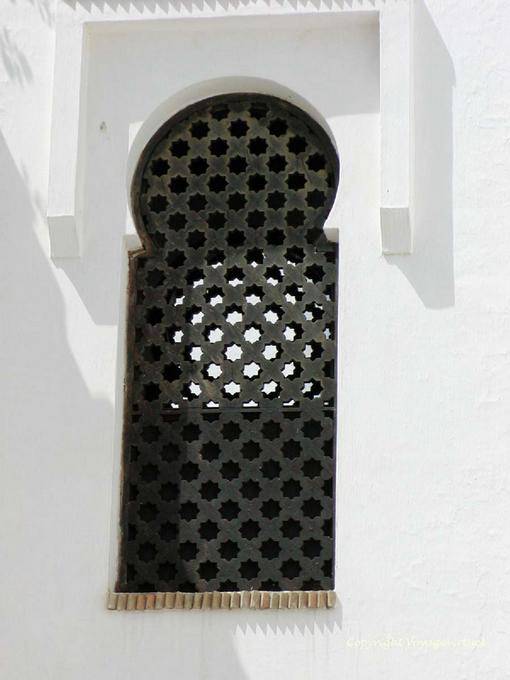 Moorish, detalhe de uma passagem entre dois edifícios, Medina Asilah - Marrocos