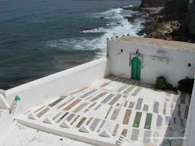 Decorando sepulturas no mausoléu do cemitério Sidi Mansour Asilah - Marrocos