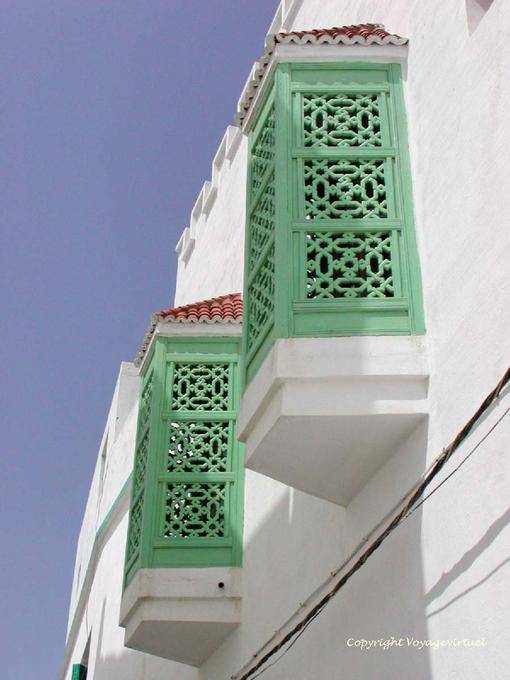 Janelas avançados com treliças, Asilah - Marrocos