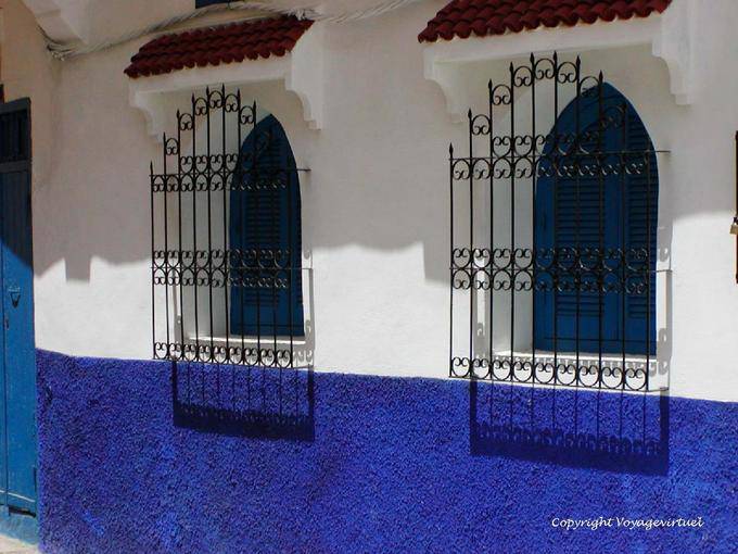 Sombra de ferro forjado e cores na medina, Asilah - Marrocos