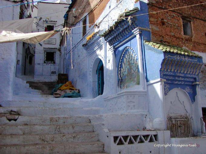 Uma fonte dupla na esquina de uma rua, Chefchaouen - Marrocos