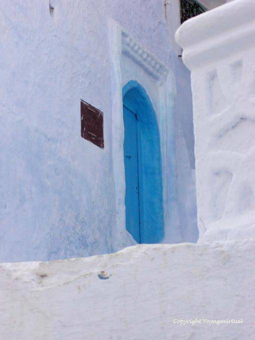 Paredes luz azulada e porta, Chefchaouen - Marrocos